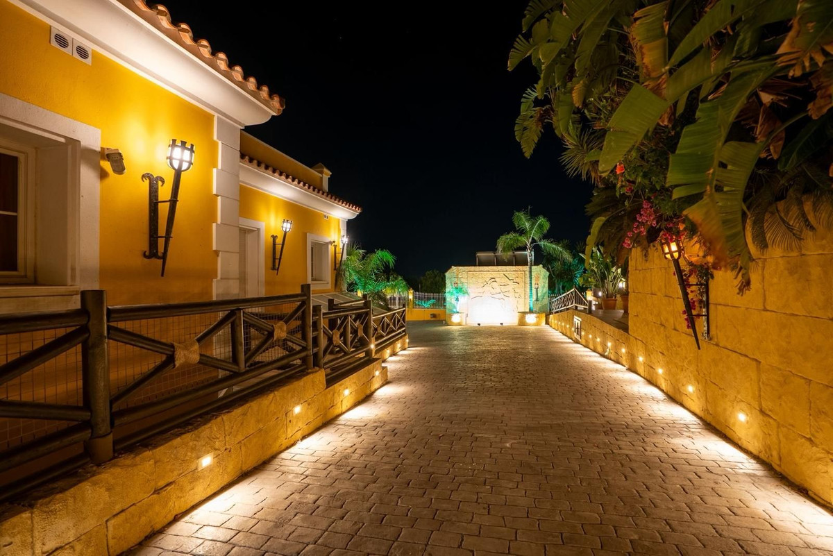 Se vende Villa - Chalet de 6 dormitorios en Costa Del Sol, Cadiz, España