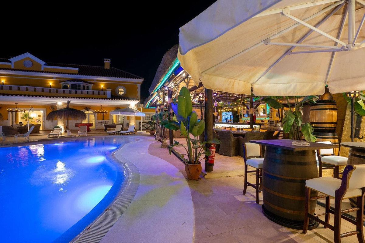 Se vende Villa - Chalet de 6 dormitorios en Costa Del Sol, Cadiz, España