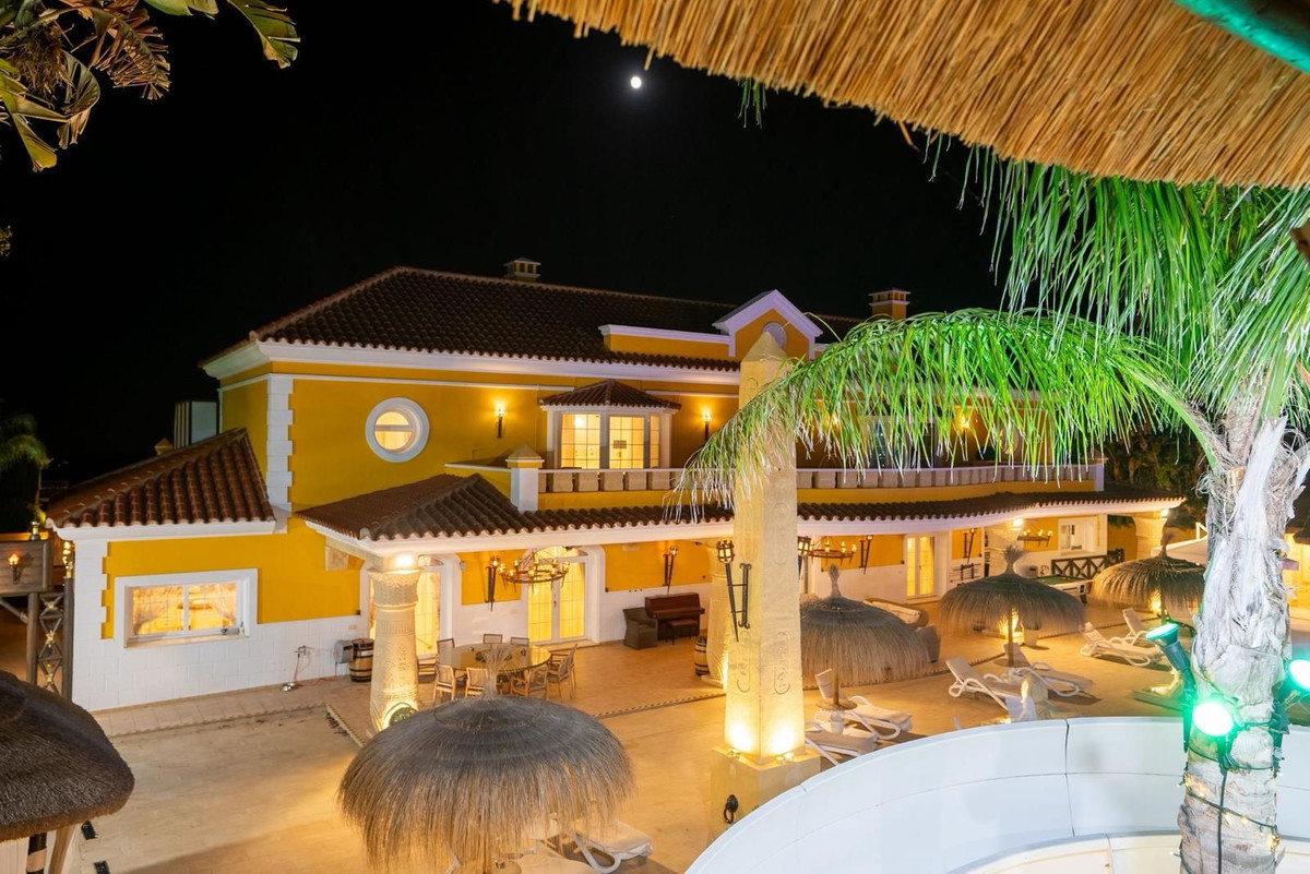 Se vende Villa - Chalet de 6 dormitorios en Costa Del Sol, Cadiz, España