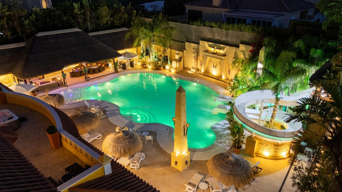 Se vende Villa - Chalet de 6 dormitorios en Costa Del Sol, Cadiz, España