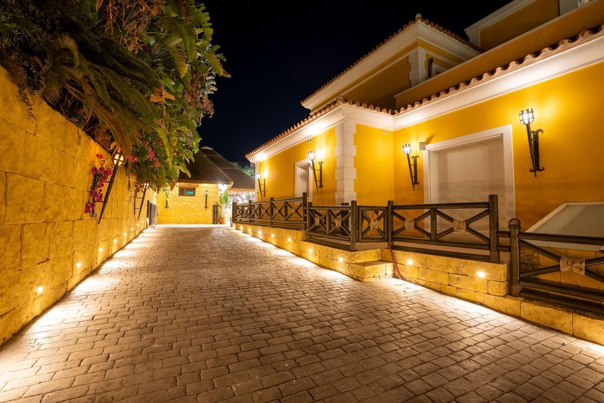 Se vende Villa - Chalet de 6 dormitorios en Costa Del Sol, Cadiz, España