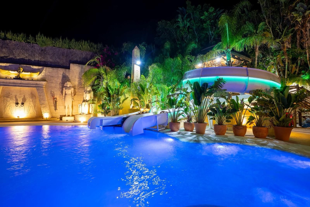 Se vende Villa - Chalet de 6 dormitorios en Costa Del Sol, Cadiz, España