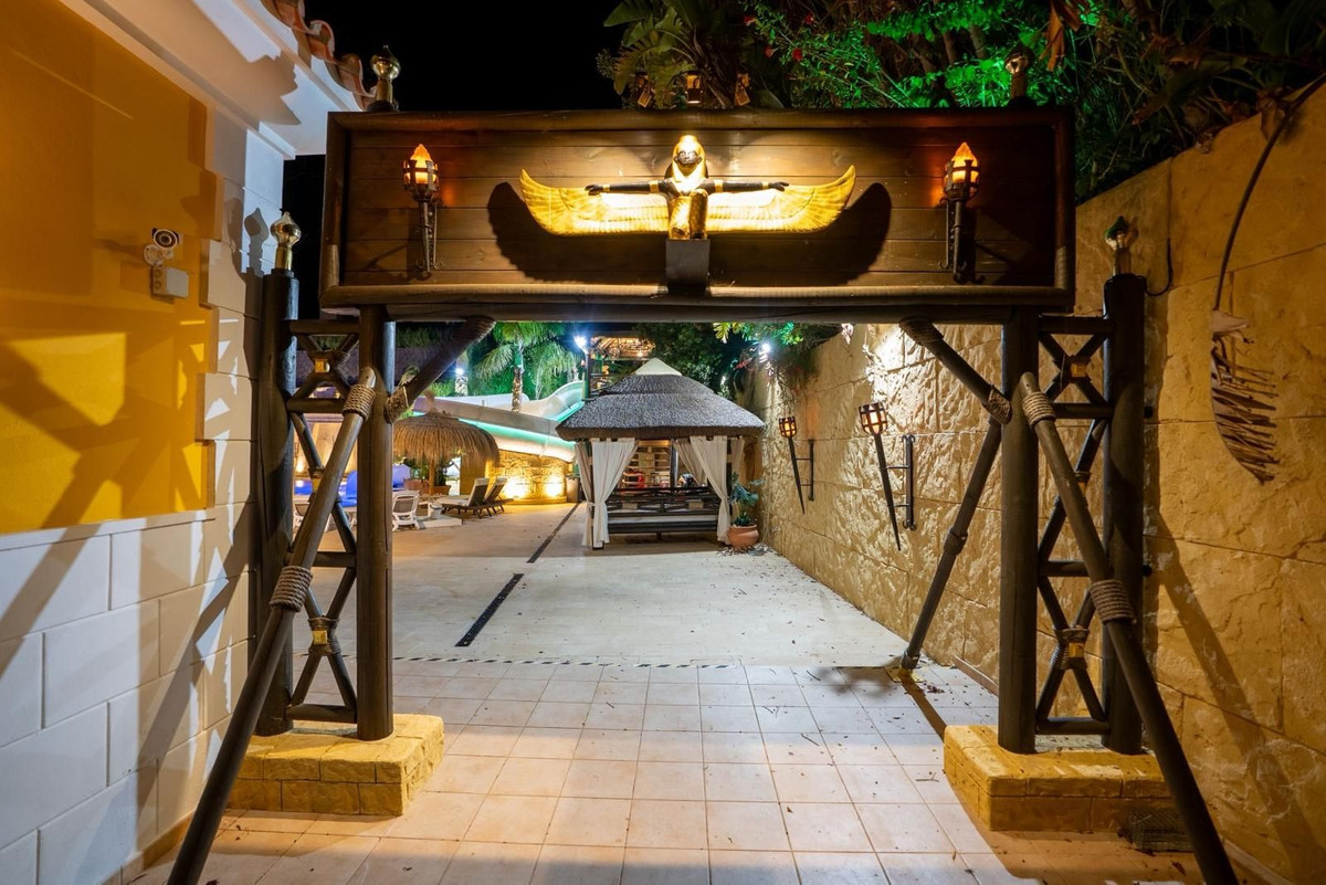 Se vende Villa - Chalet de 6 dormitorios en Costa Del Sol, Cadiz, España