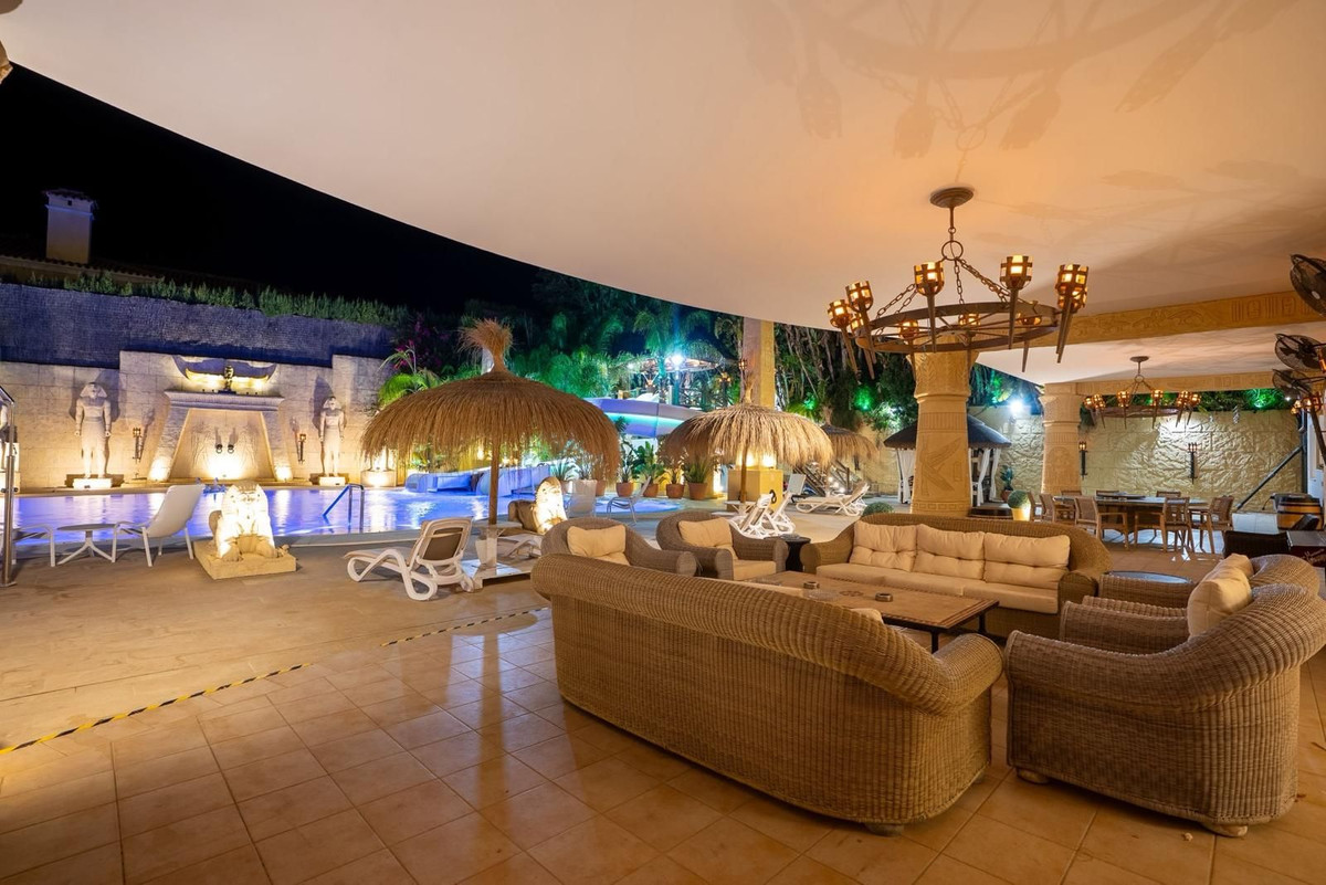 Se vende Villa - Chalet de 6 dormitorios en Costa Del Sol, Cadiz, España