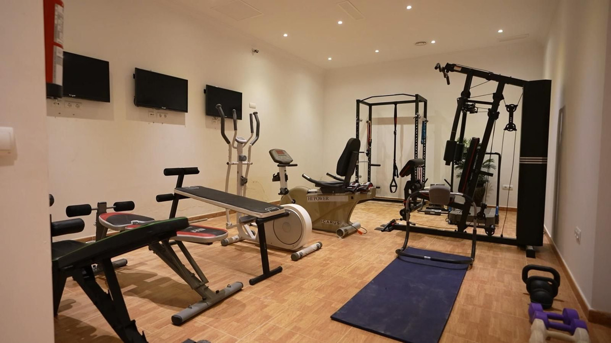 Se vende Villa - Chalet de 6 dormitorios en Costa Del Sol, Cadiz, España