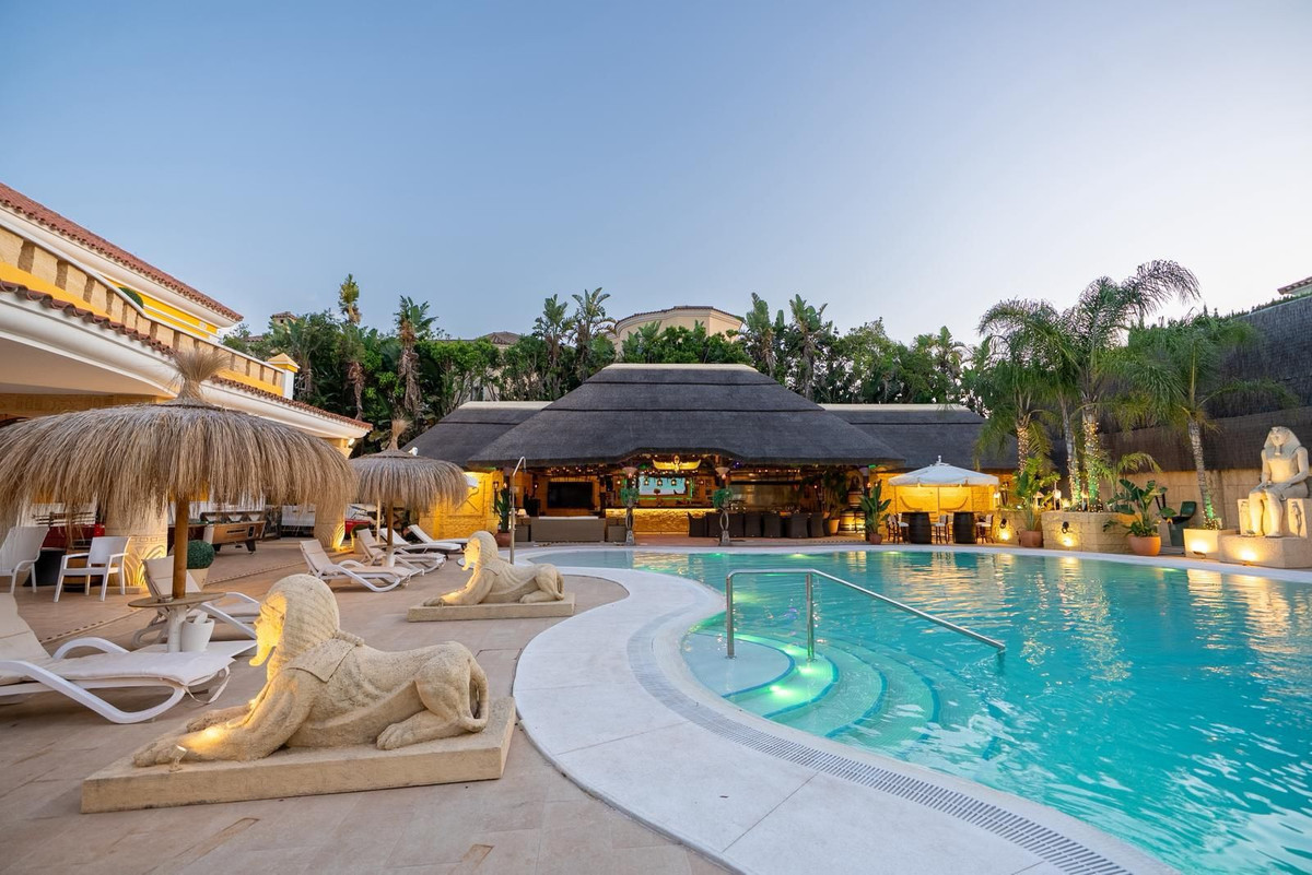 Se vende Villa - Chalet de 6 dormitorios en Costa Del Sol, Cadiz, España