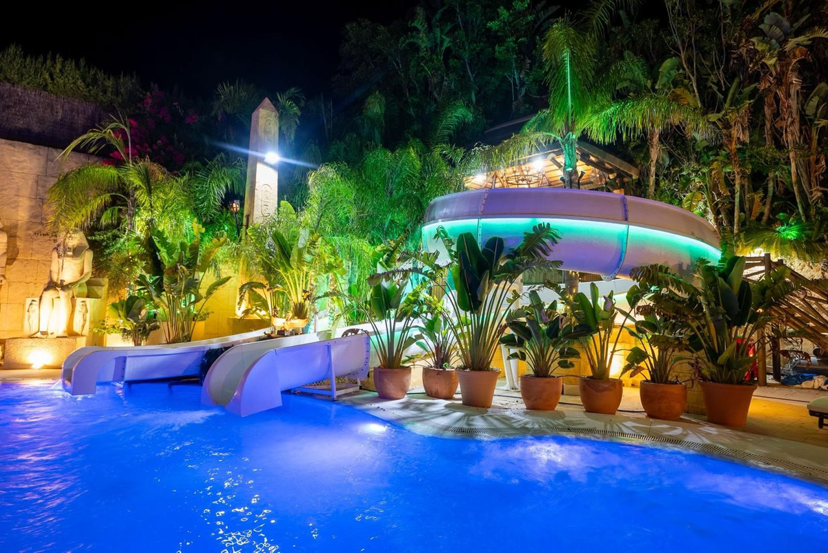 Se vende Villa - Chalet de 6 dormitorios en Costa Del Sol, Cadiz, España