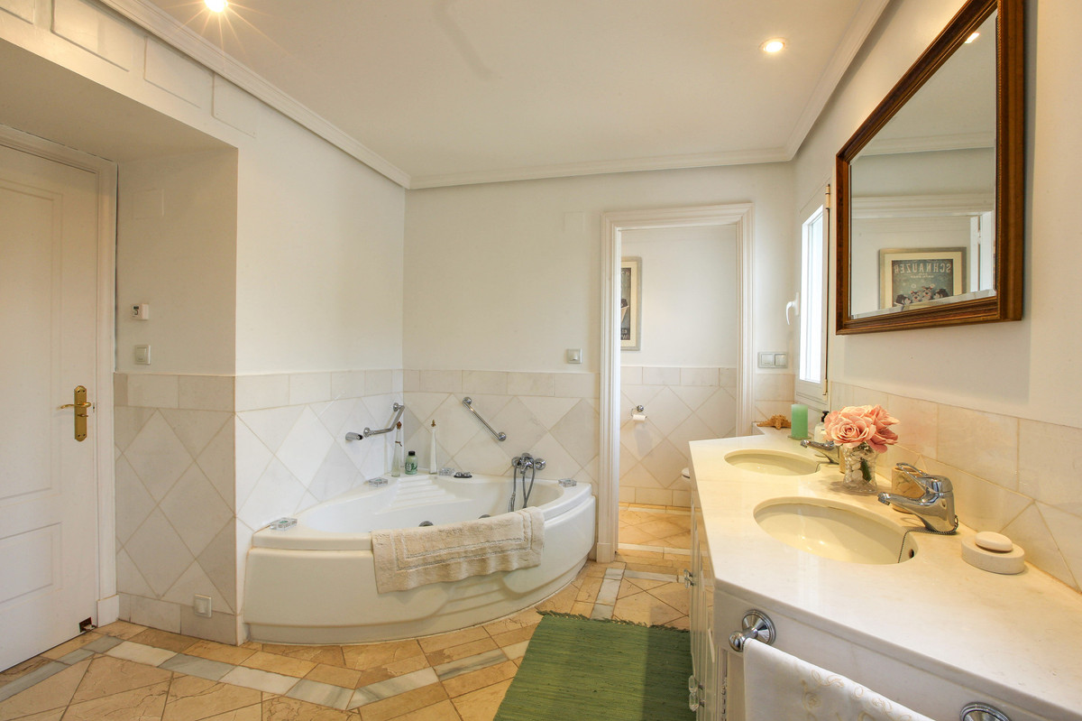Se vende Villa - Chalet de 5 dormitorios en Costa Del Sol, Cadiz, España
