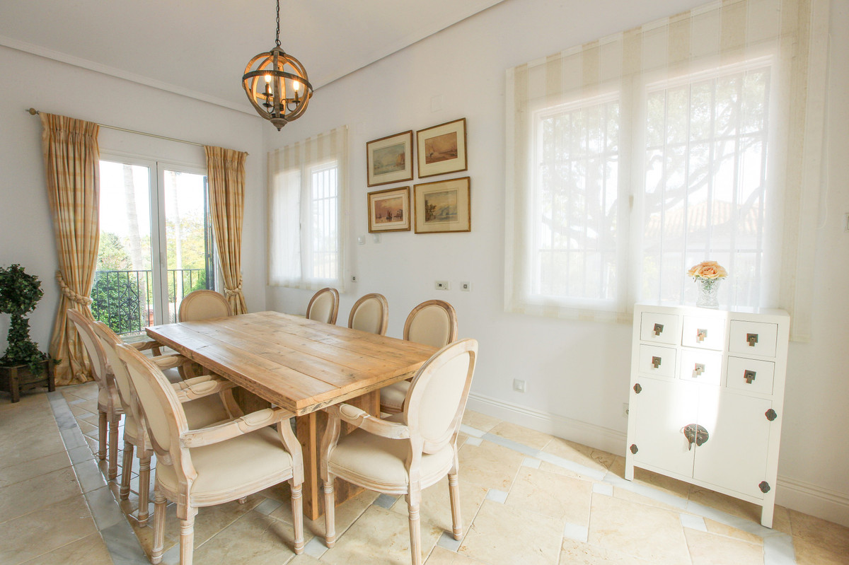 Se vende Villa - Chalet de 5 dormitorios en Costa Del Sol, Cadiz, España