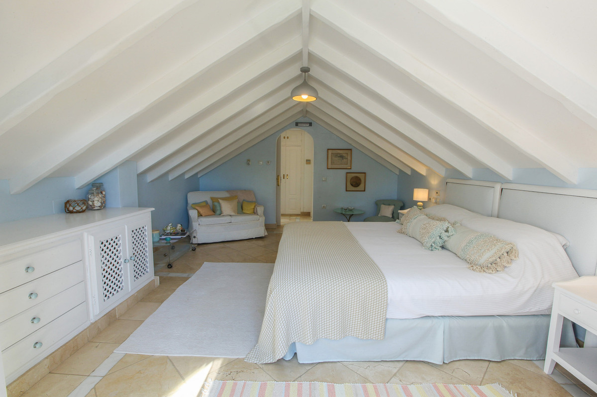 Se vende Villa - Chalet de 5 dormitorios en Costa Del Sol, Cadiz, España