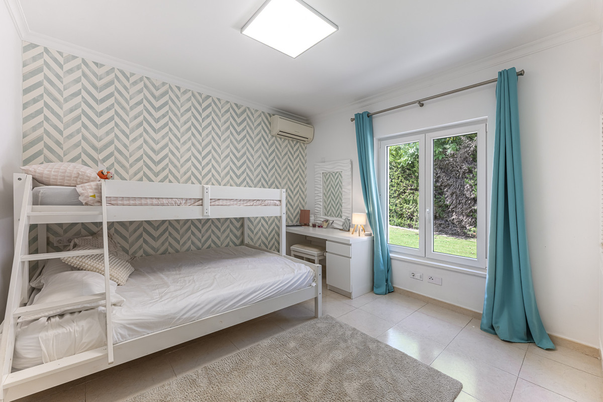 Se vende Villa - Chalet de 5 dormitorios en Costa Del Sol, Cadiz, España