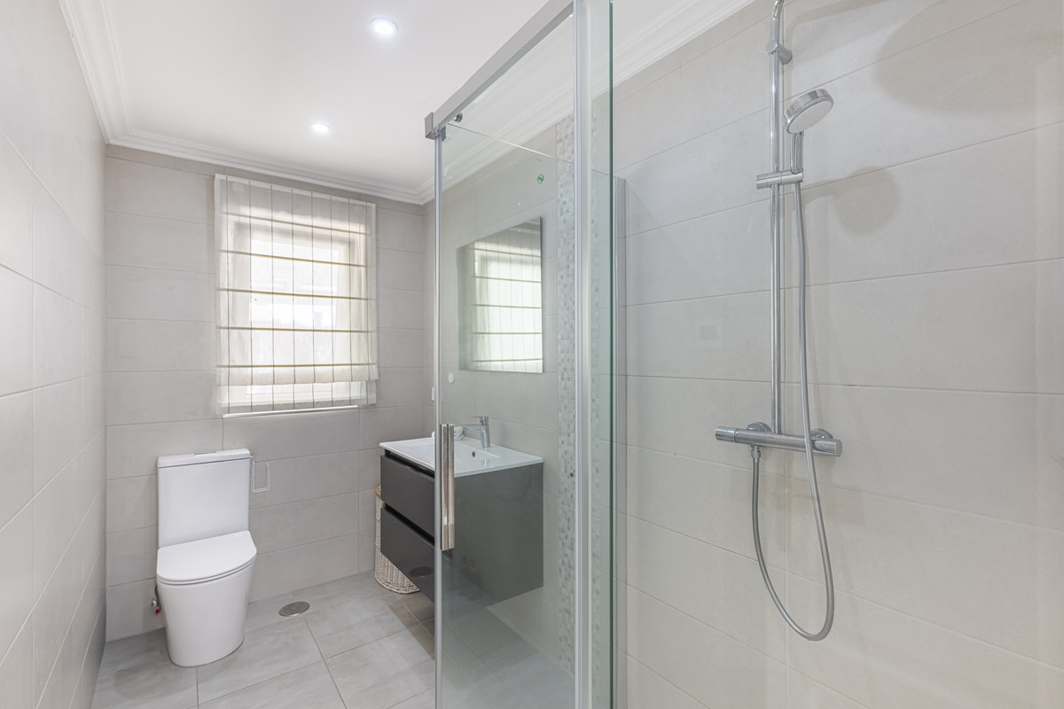 Se vende Villa - Chalet de 5 dormitorios en Costa Del Sol, Cadiz, España