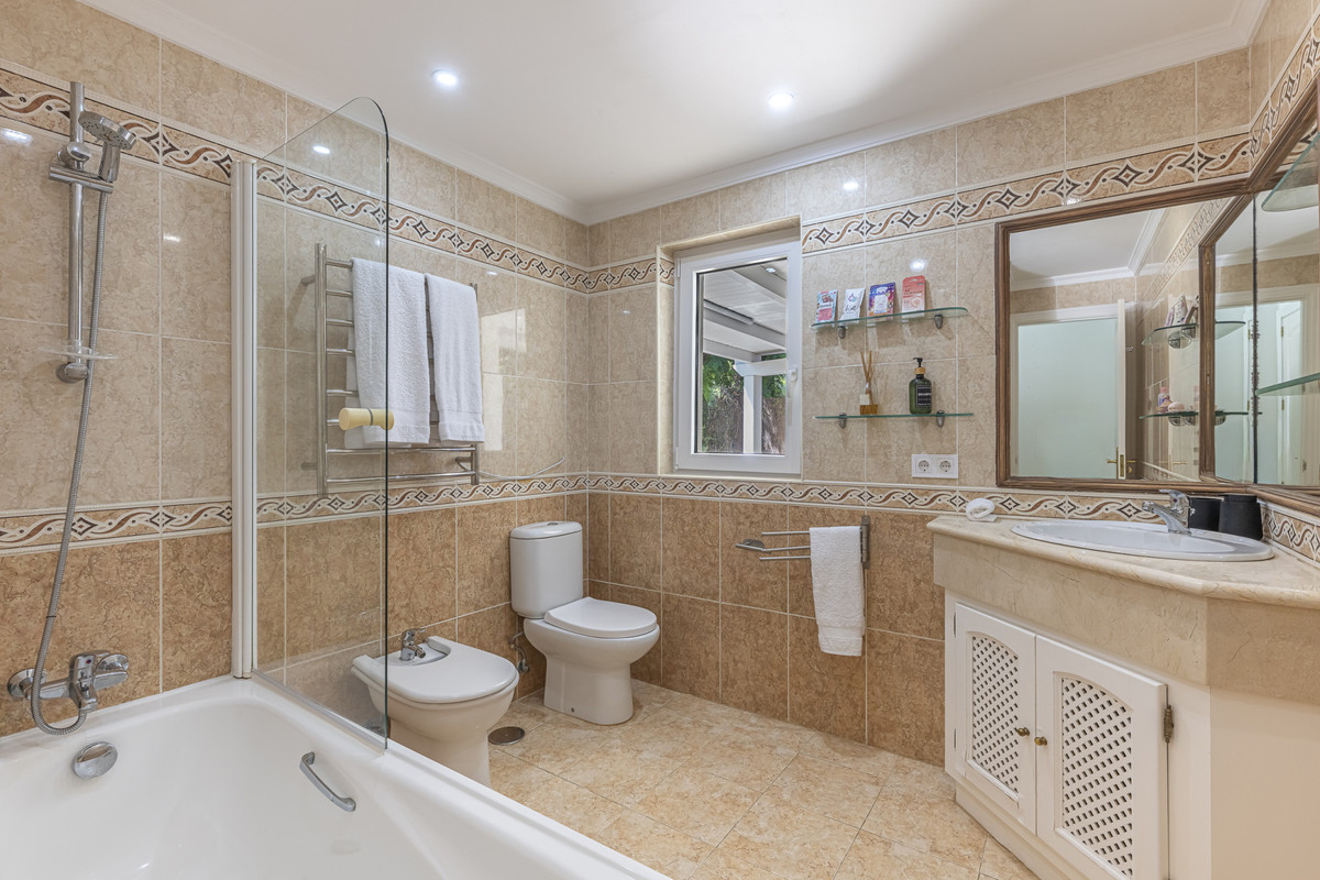 Se vende Villa - Chalet de 5 dormitorios en Costa Del Sol, Cadiz, España