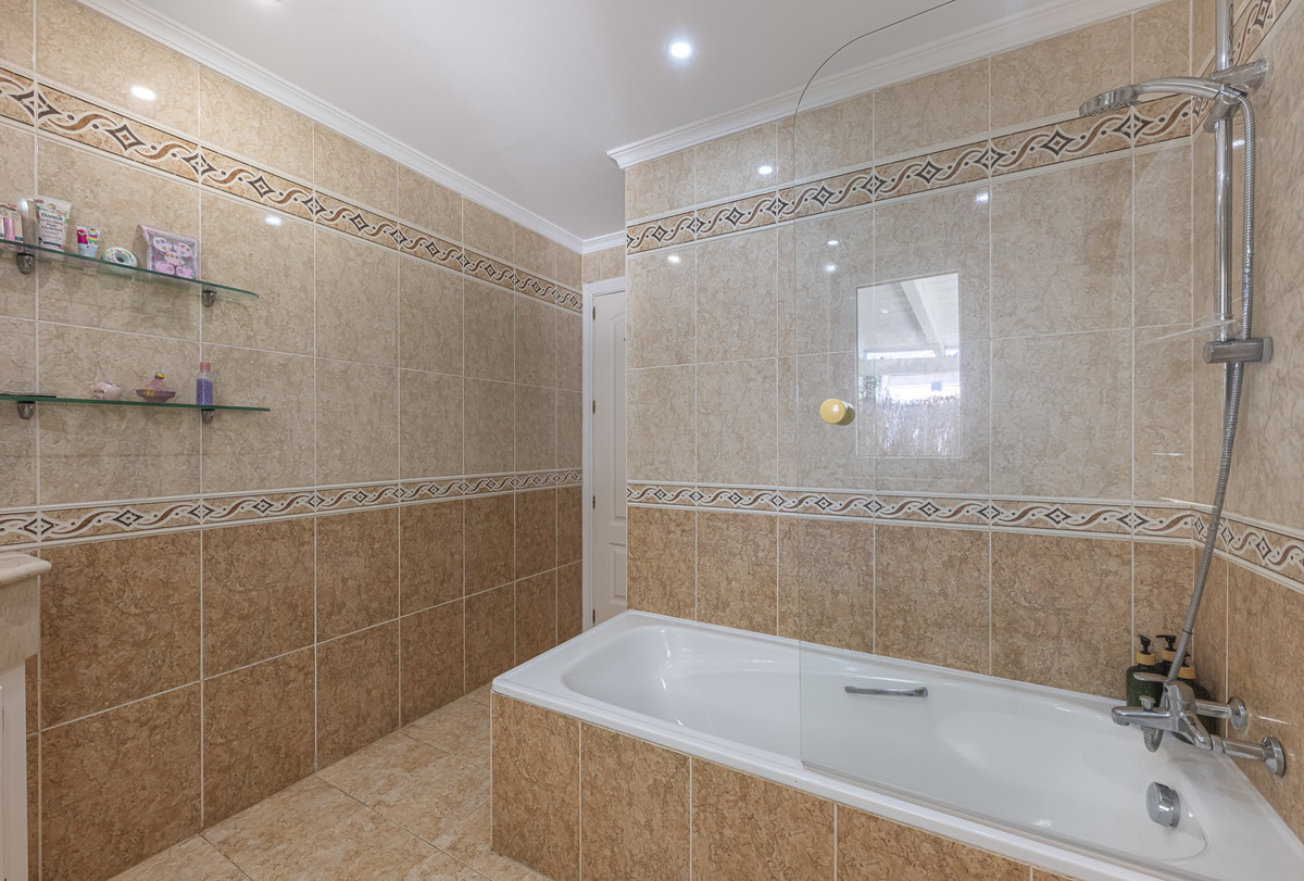 Se vende Villa - Chalet de 5 dormitorios en Costa Del Sol, Cadiz, España
