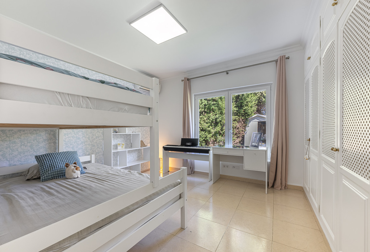 Se vende Villa - Chalet de 5 dormitorios en Costa Del Sol, Cadiz, España