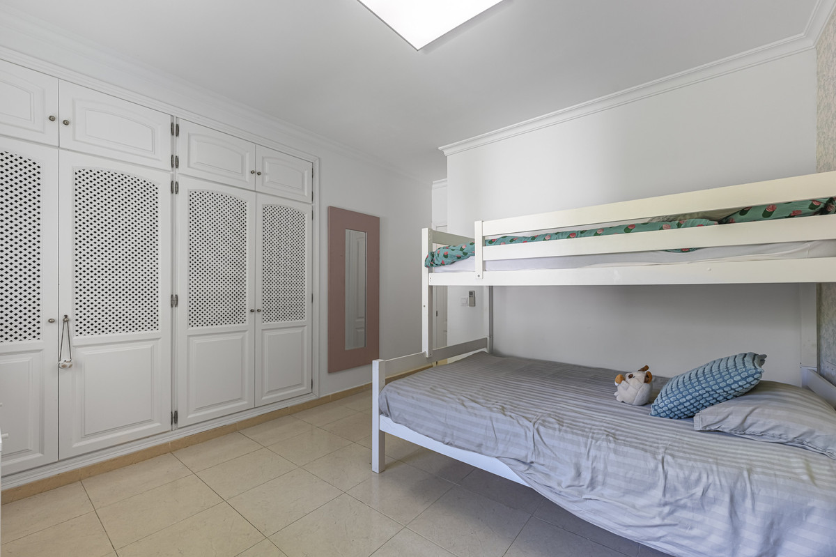 Se vende Villa - Chalet de 5 dormitorios en Costa Del Sol, Cadiz, España