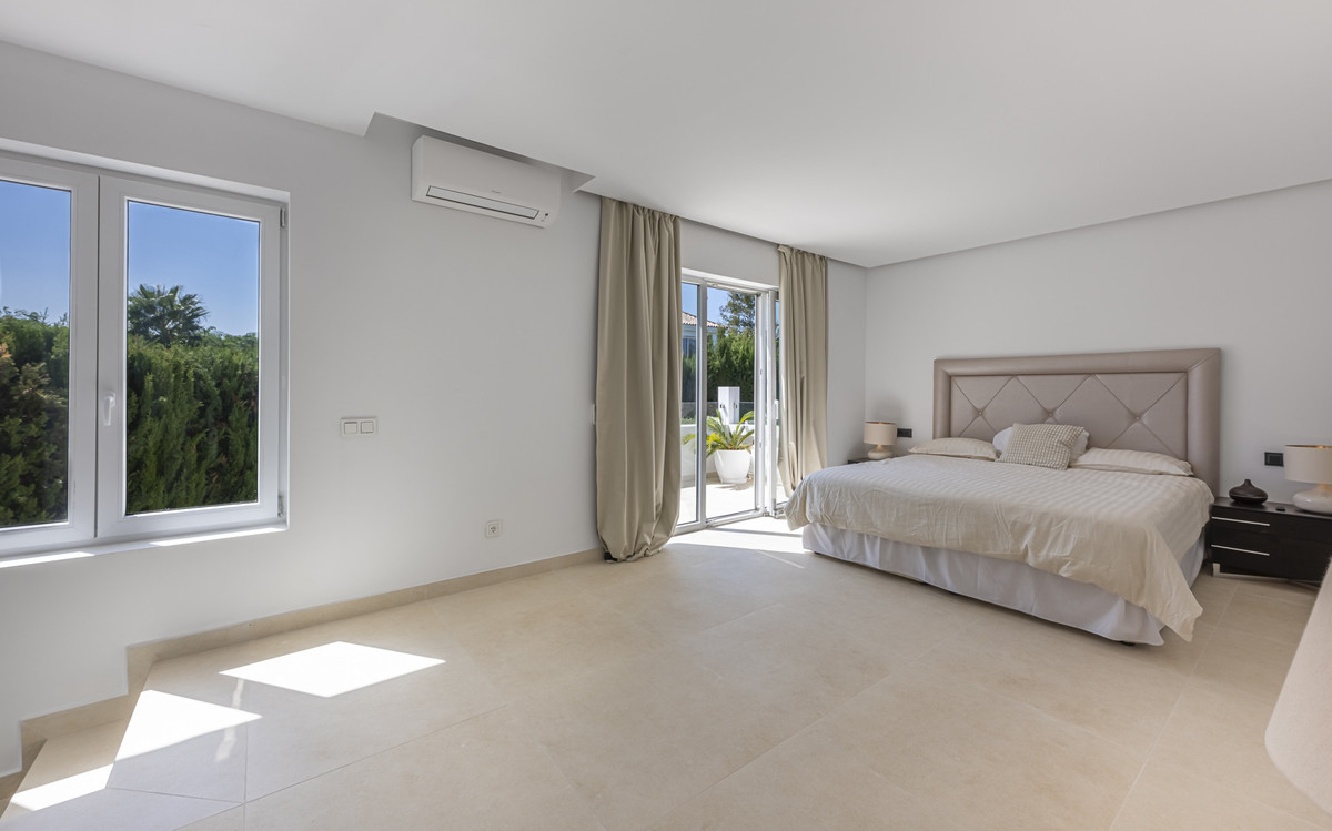 Se vende Villa - Chalet de 5 dormitorios en Costa Del Sol, Cadiz, España