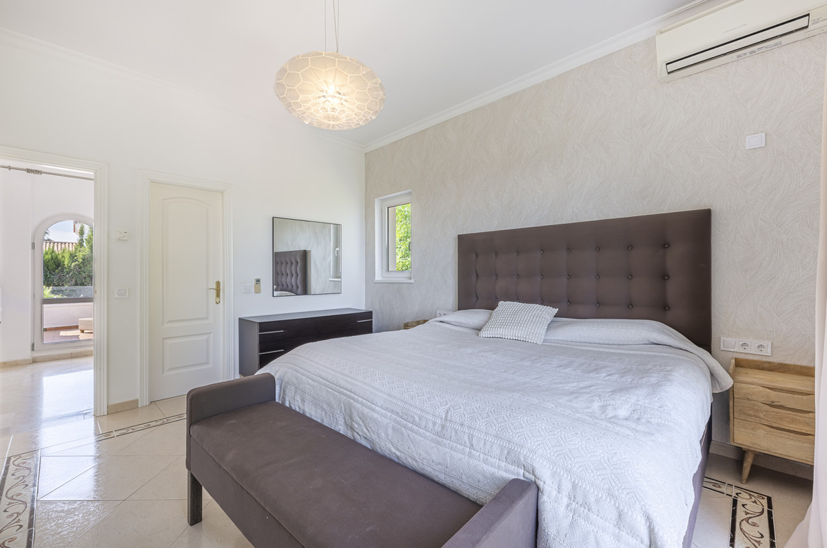 Se vende Villa - Chalet de 5 dormitorios en Costa Del Sol, Cadiz, España