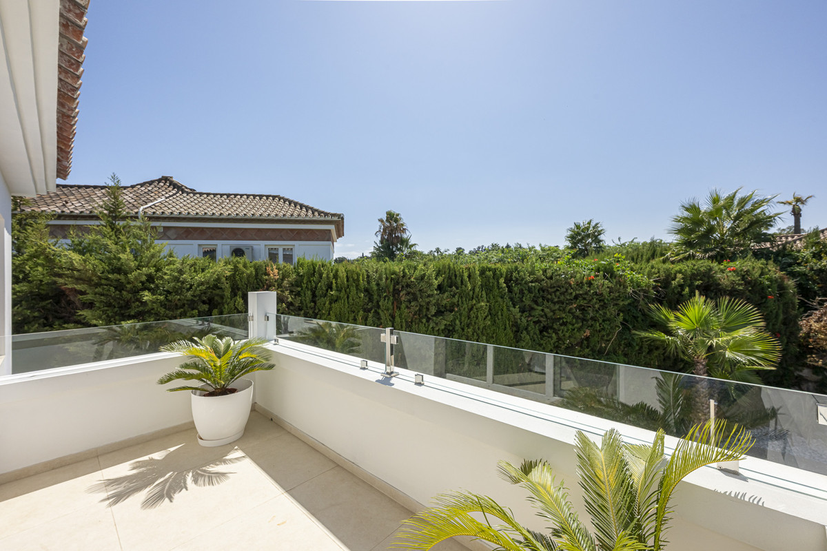 Se vende Villa - Chalet de 5 dormitorios en Costa Del Sol, Cadiz, España