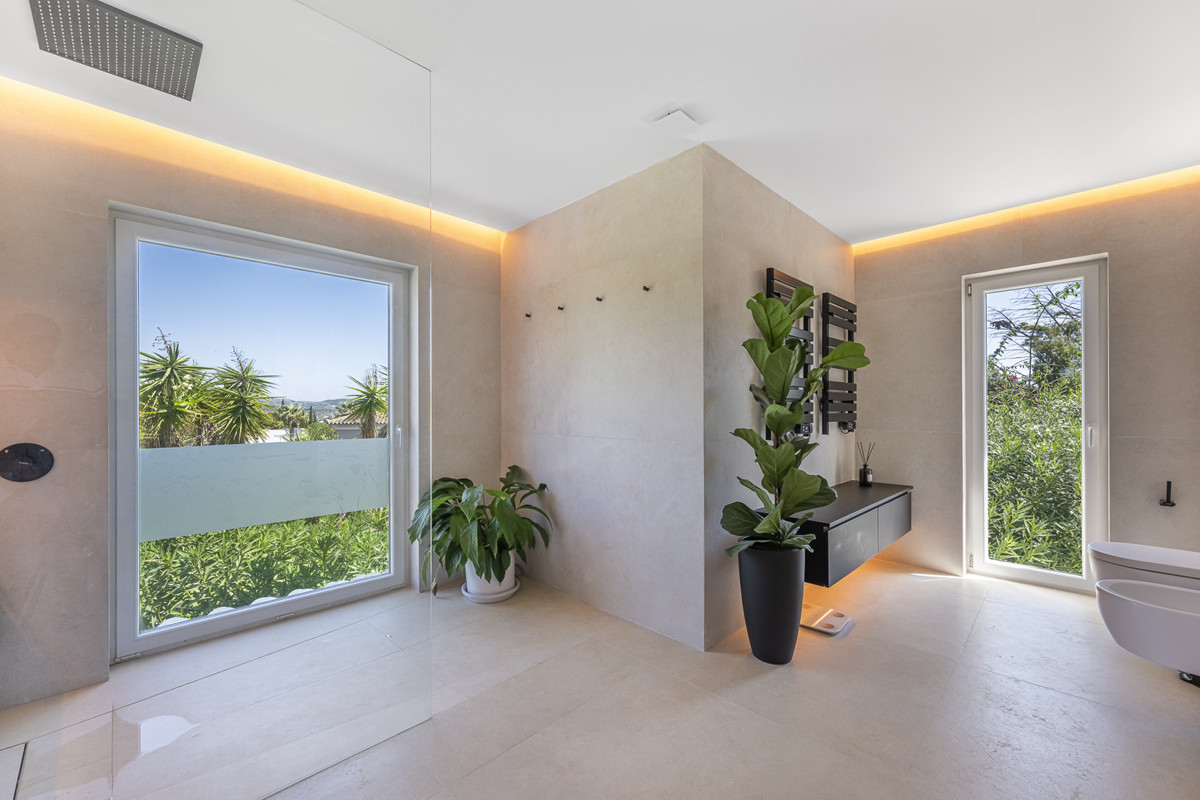 Se vende Villa - Chalet de 5 dormitorios en Costa Del Sol, Cadiz, España