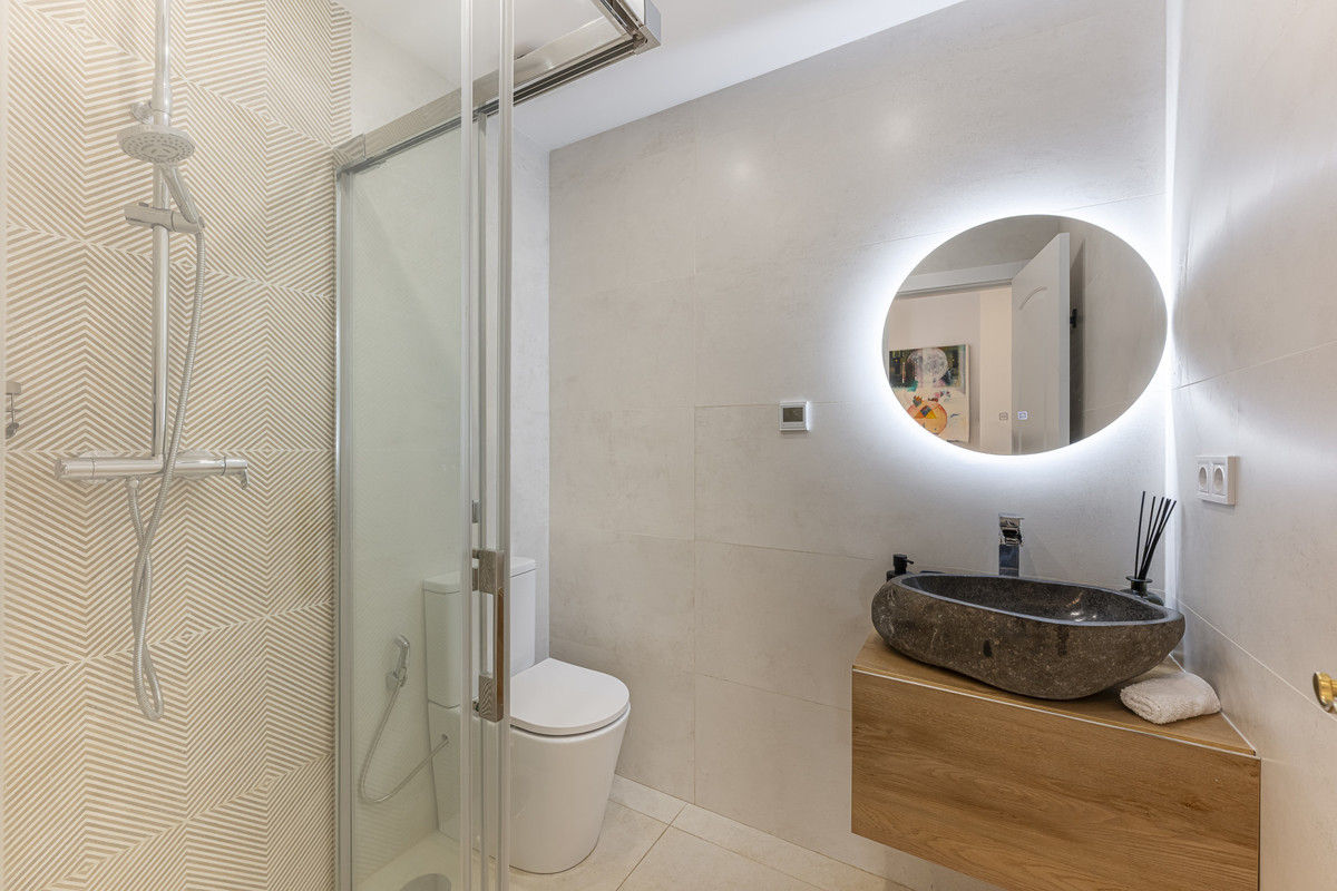 Se vende Villa - Chalet de 5 dormitorios en Costa Del Sol, Cadiz, España