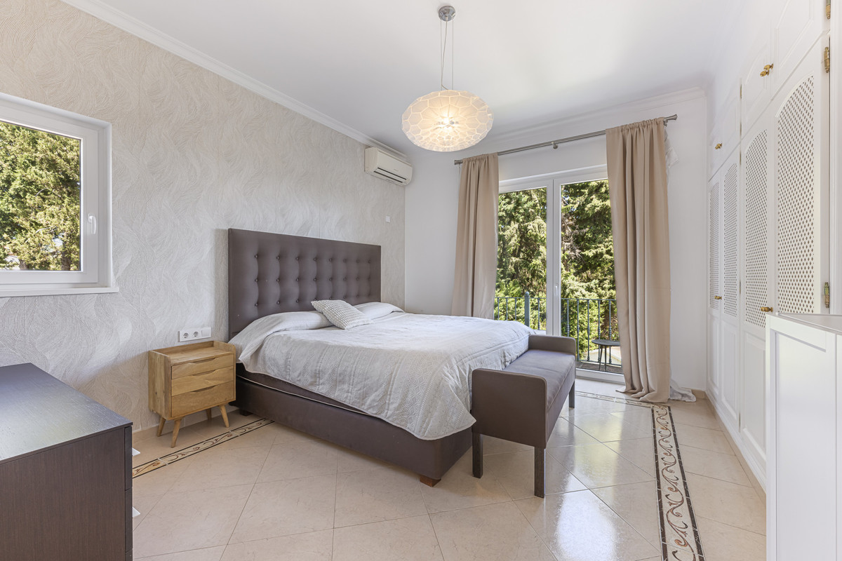 Se vende Villa - Chalet de 5 dormitorios en Costa Del Sol, Cadiz, España