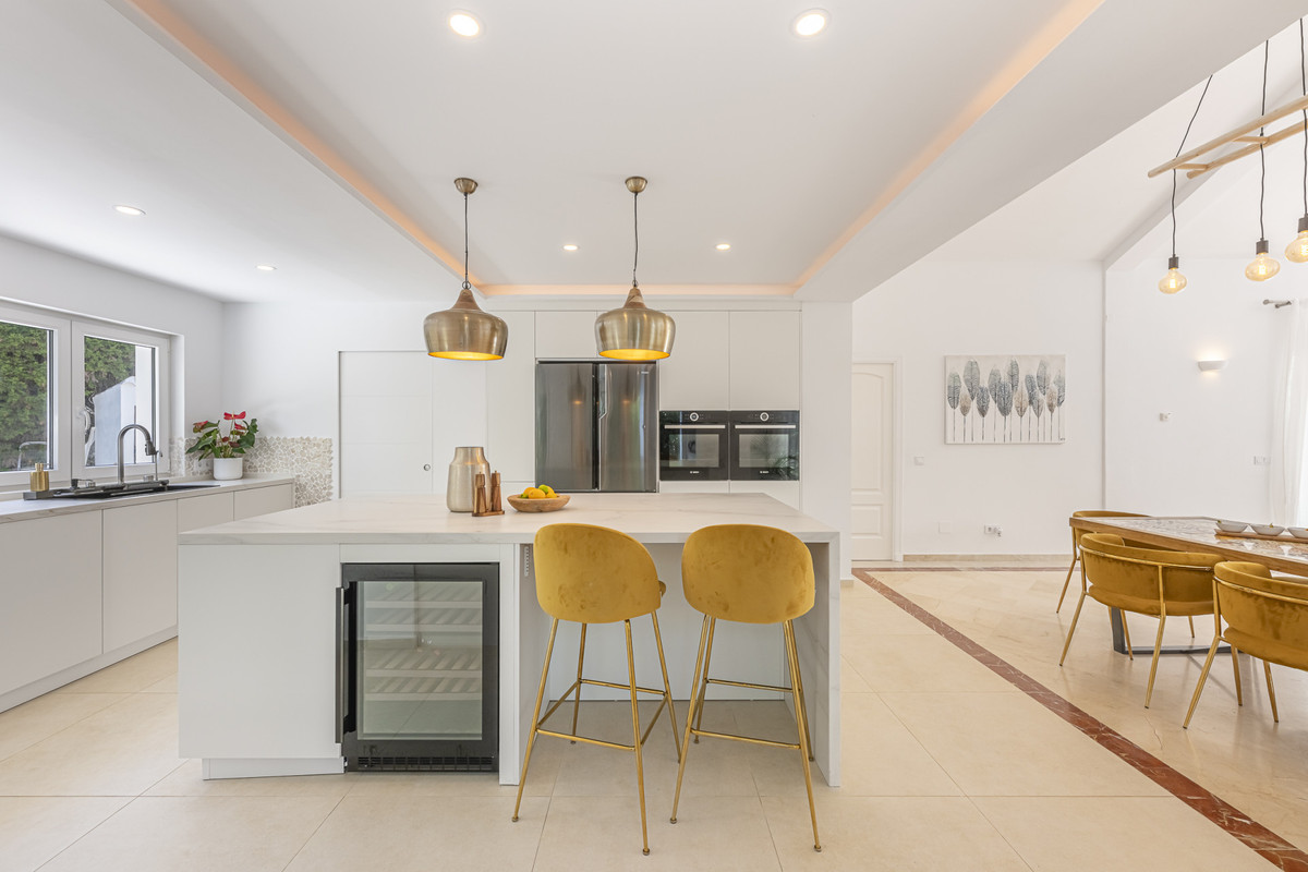 Se vende Villa - Chalet de 5 dormitorios en Costa Del Sol, Cadiz, España