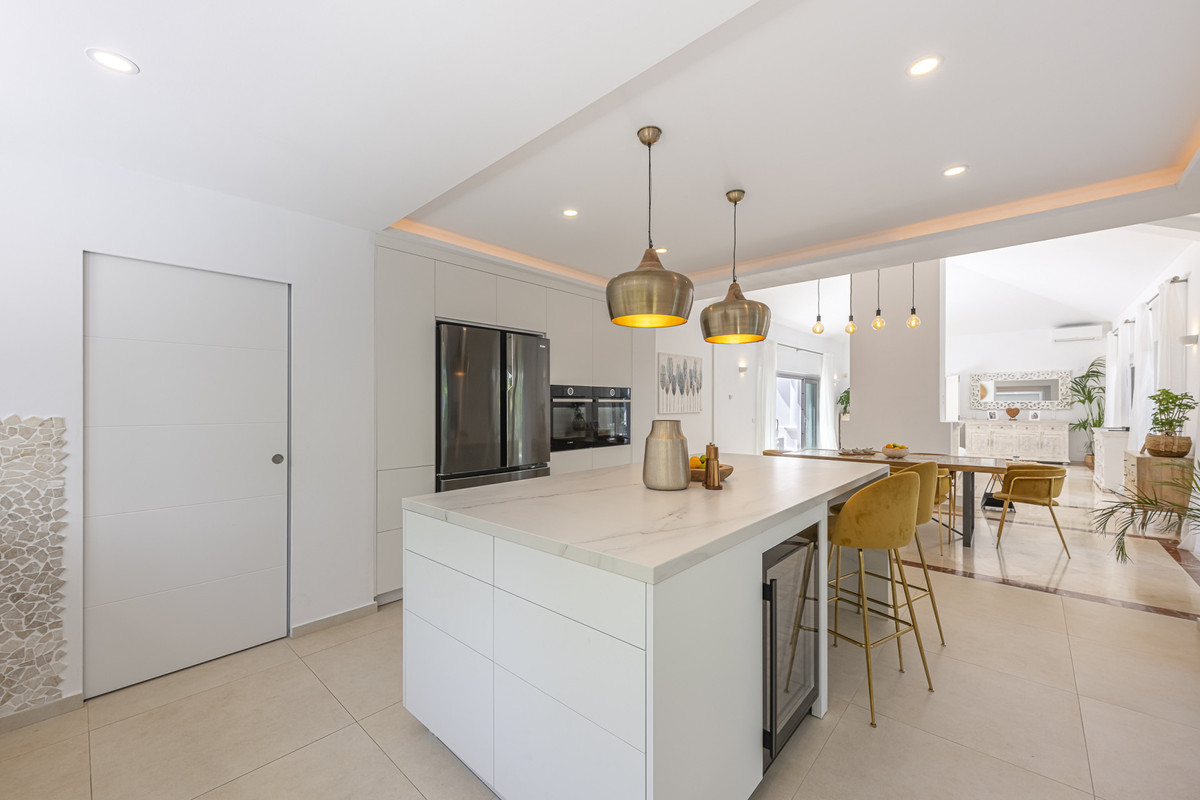 Se vende Villa - Chalet de 5 dormitorios en Costa Del Sol, Cadiz, España