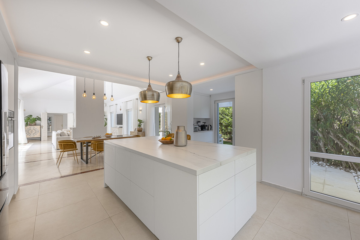 Se vende Villa - Chalet de 5 dormitorios en Costa Del Sol, Cadiz, España