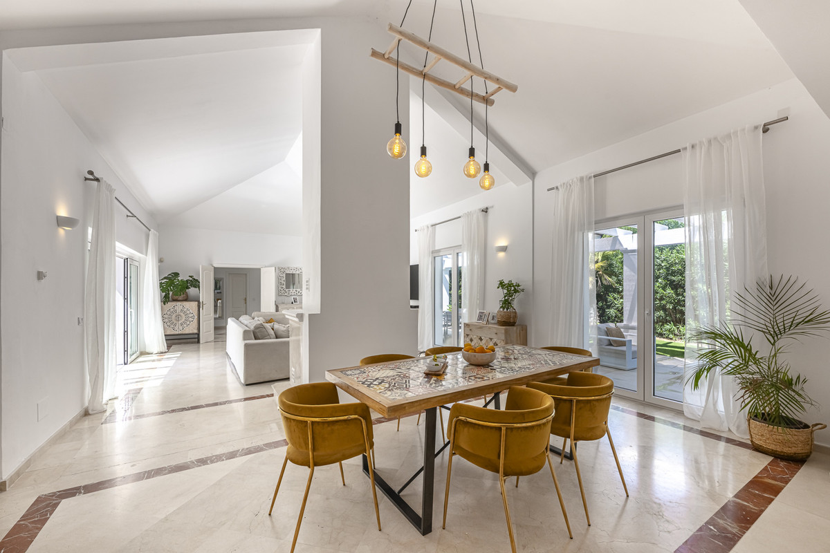 Se vende Villa - Chalet de 5 dormitorios en Costa Del Sol, Cadiz, España