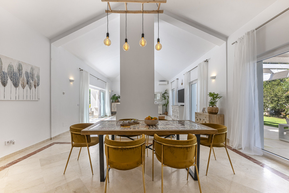Se vende Villa - Chalet de 5 dormitorios en Costa Del Sol, Cadiz, España