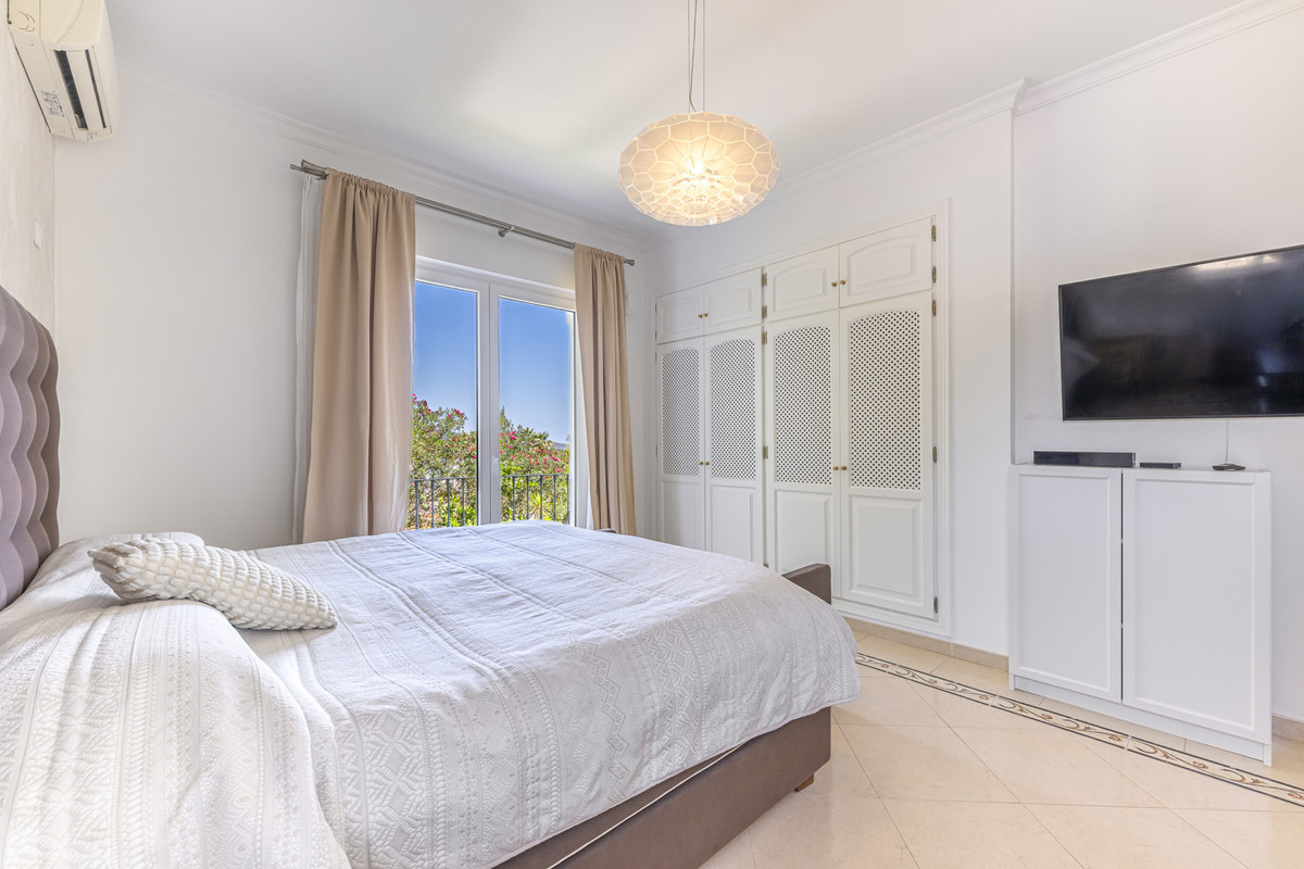 Se vende Villa - Chalet de 5 dormitorios en Costa Del Sol, Cadiz, España