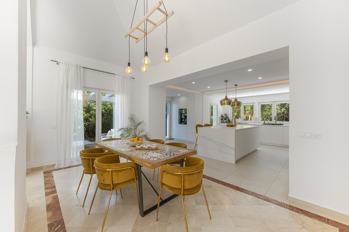 Se vende Villa - Chalet de 5 dormitorios en Costa Del Sol, Cadiz, España