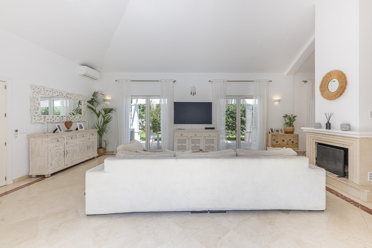 Se vende Villa - Chalet de 5 dormitorios en Costa Del Sol, Cadiz, España