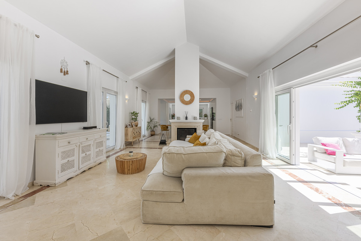 Se vende Villa - Chalet de 5 dormitorios en Costa Del Sol, Cadiz, España