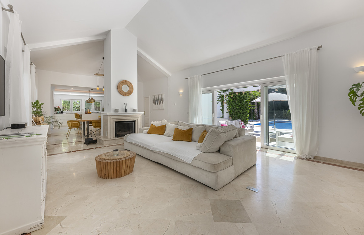 Se vende Villa - Chalet de 5 dormitorios en Costa Del Sol, Cadiz, España