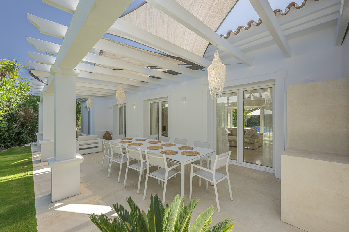 Se vende Villa - Chalet de 5 dormitorios en Costa Del Sol, Cadiz, España
