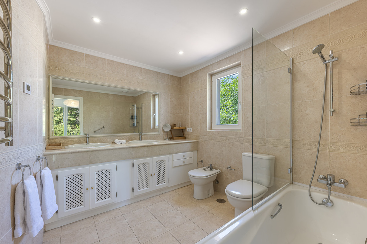 Se vende Villa - Chalet de 5 dormitorios en Costa Del Sol, Cadiz, España