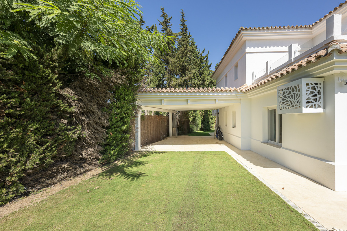 Se vende Villa - Chalet de 5 dormitorios en Costa Del Sol, Cadiz, España