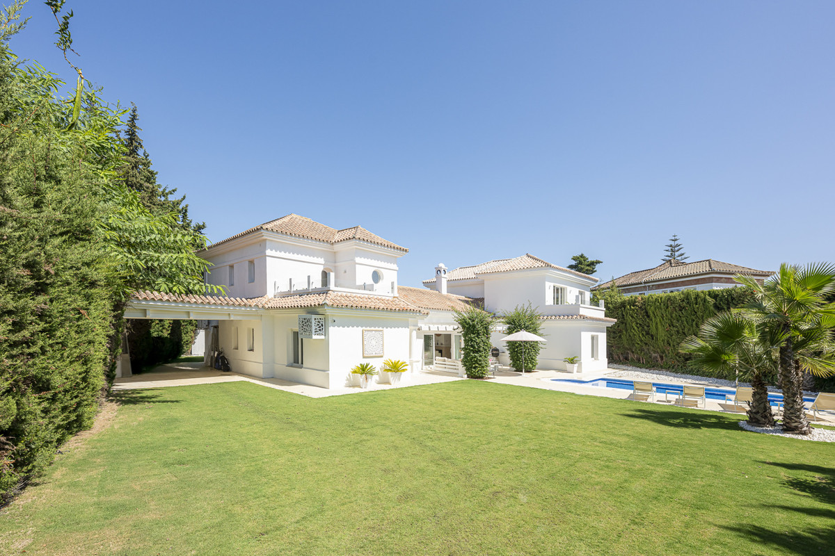 Se vende Villa - Chalet de 5 dormitorios en Costa Del Sol, Cadiz, España