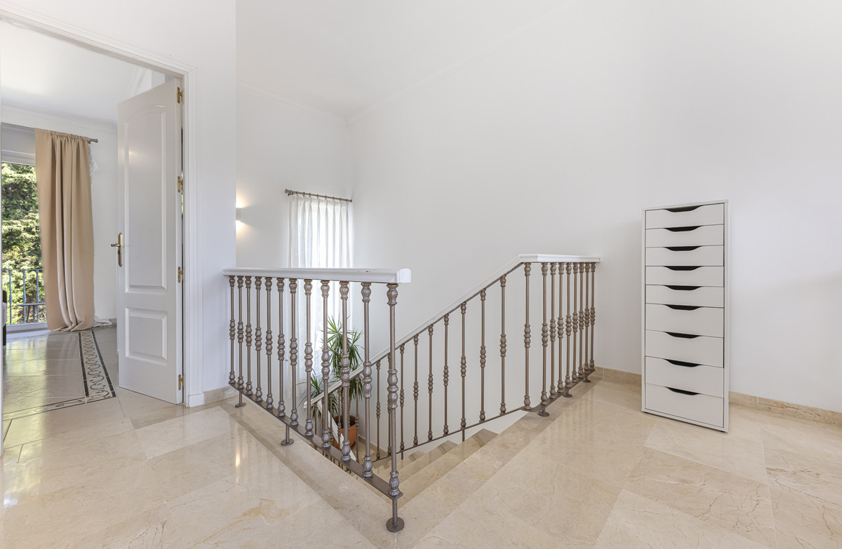 Se vende Villa - Chalet de 5 dormitorios en Costa Del Sol, Cadiz, España