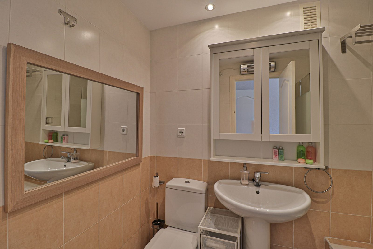 Se vende Apartamento Planta Media de 2 dormitorios en Costa Del Sol, Málaga, España