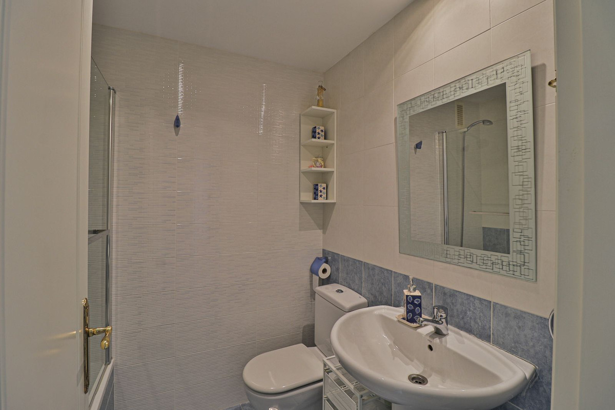 Se vende Apartamento Planta Media de 2 dormitorios en Costa Del Sol, Málaga, España