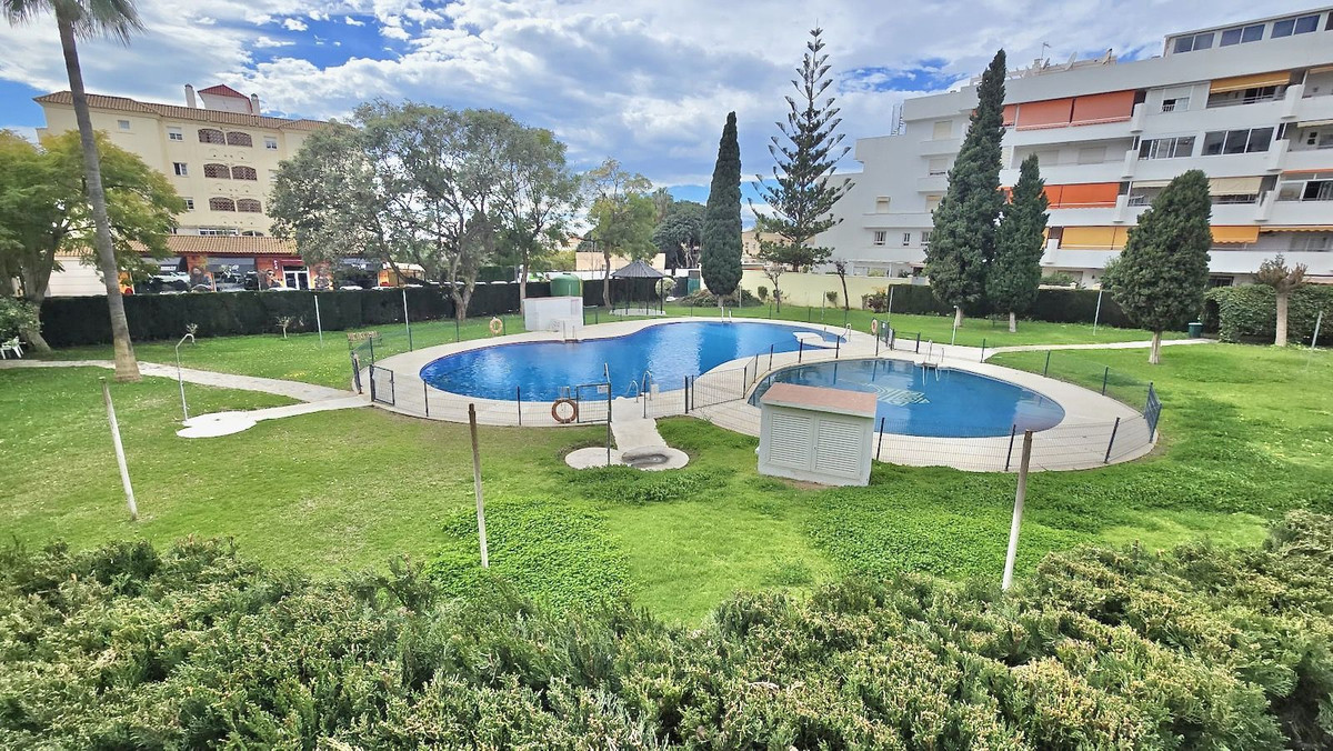 Se vende Apartamento Planta Media de 2 dormitorios en Costa Del Sol, Málaga, España