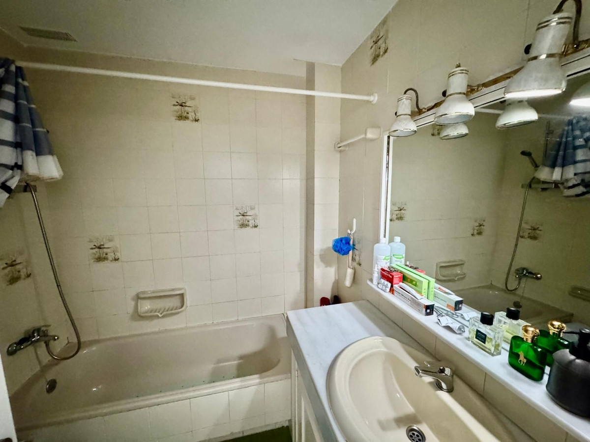 Se vende Apartamento Planta Media de 2 dormitorios en Costa Del Sol, Málaga, España