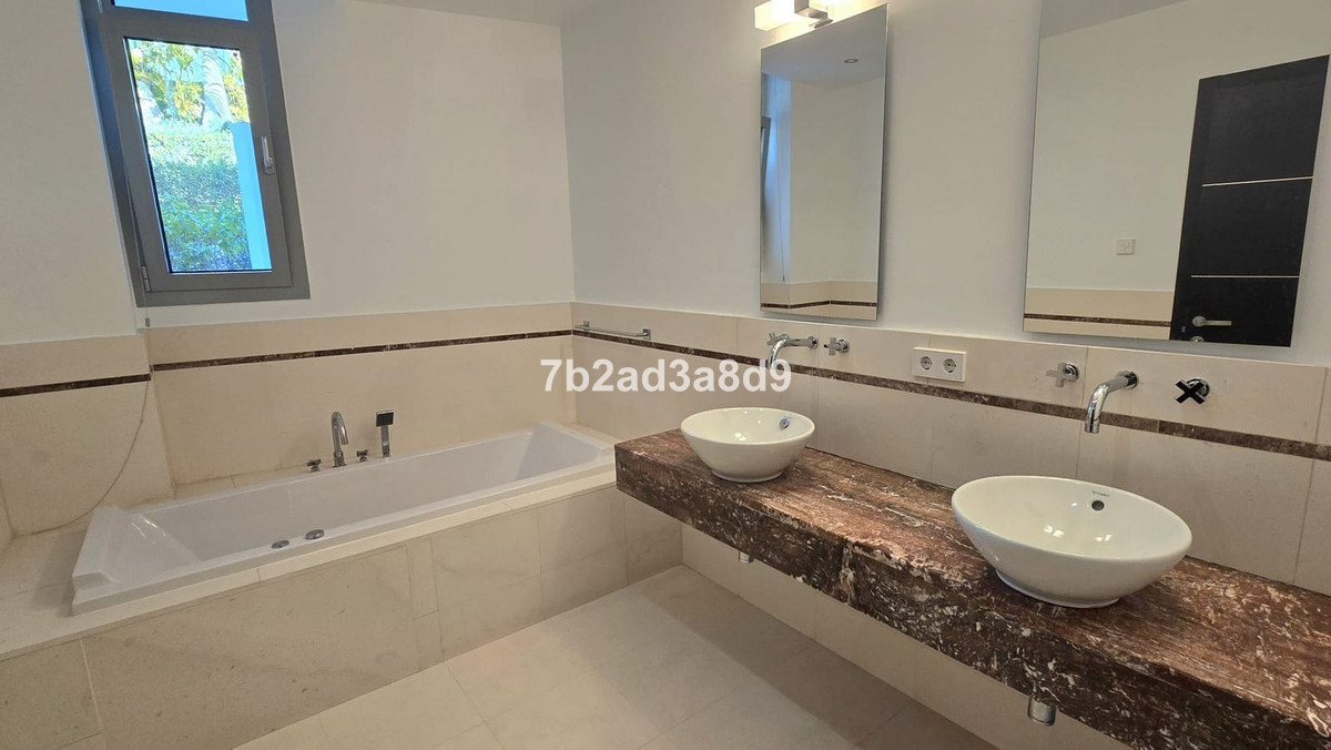 Se vende Pareada de 5 dormitorios en Costa Del Sol, Málaga, España