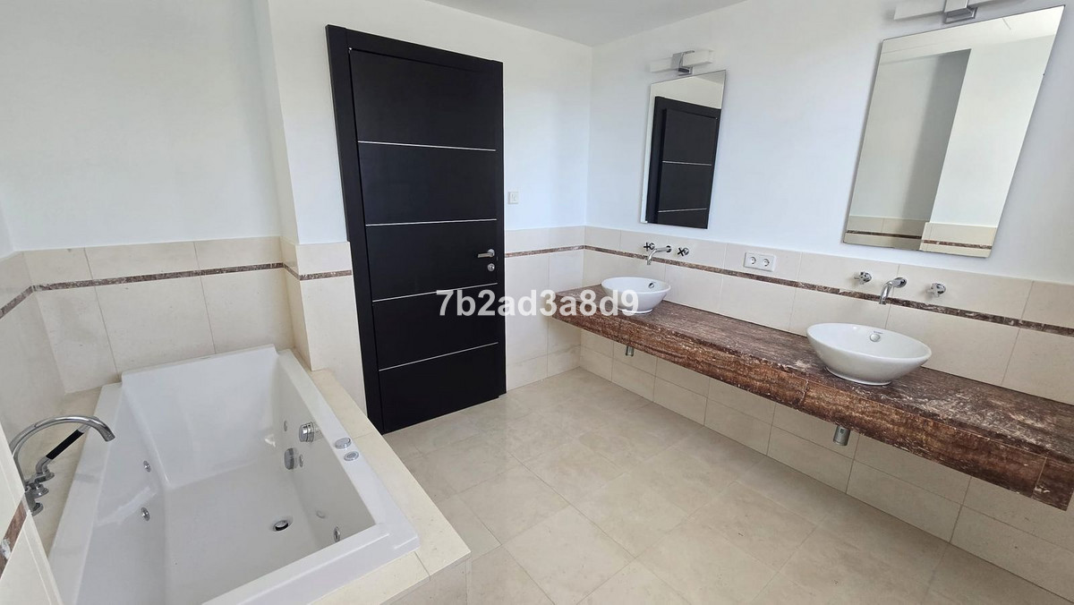 Se vende Pareada de 5 dormitorios en Costa Del Sol, Málaga, España