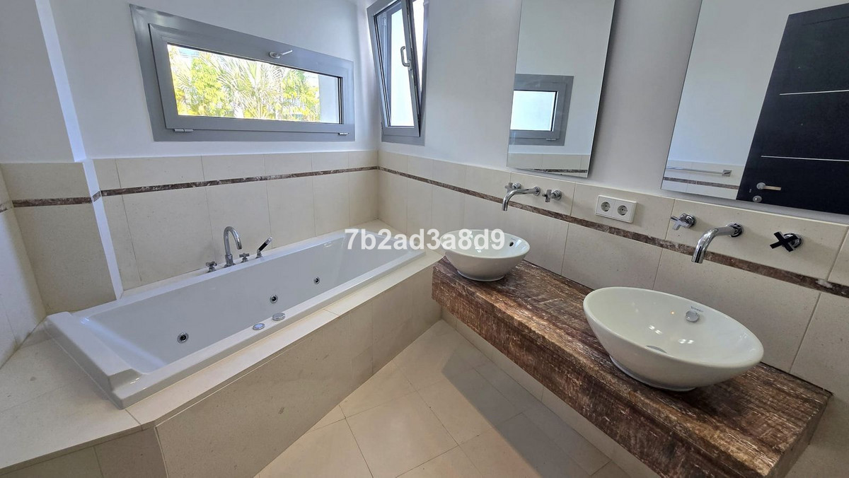 Se vende Pareada de 5 dormitorios en Costa Del Sol, Málaga, España