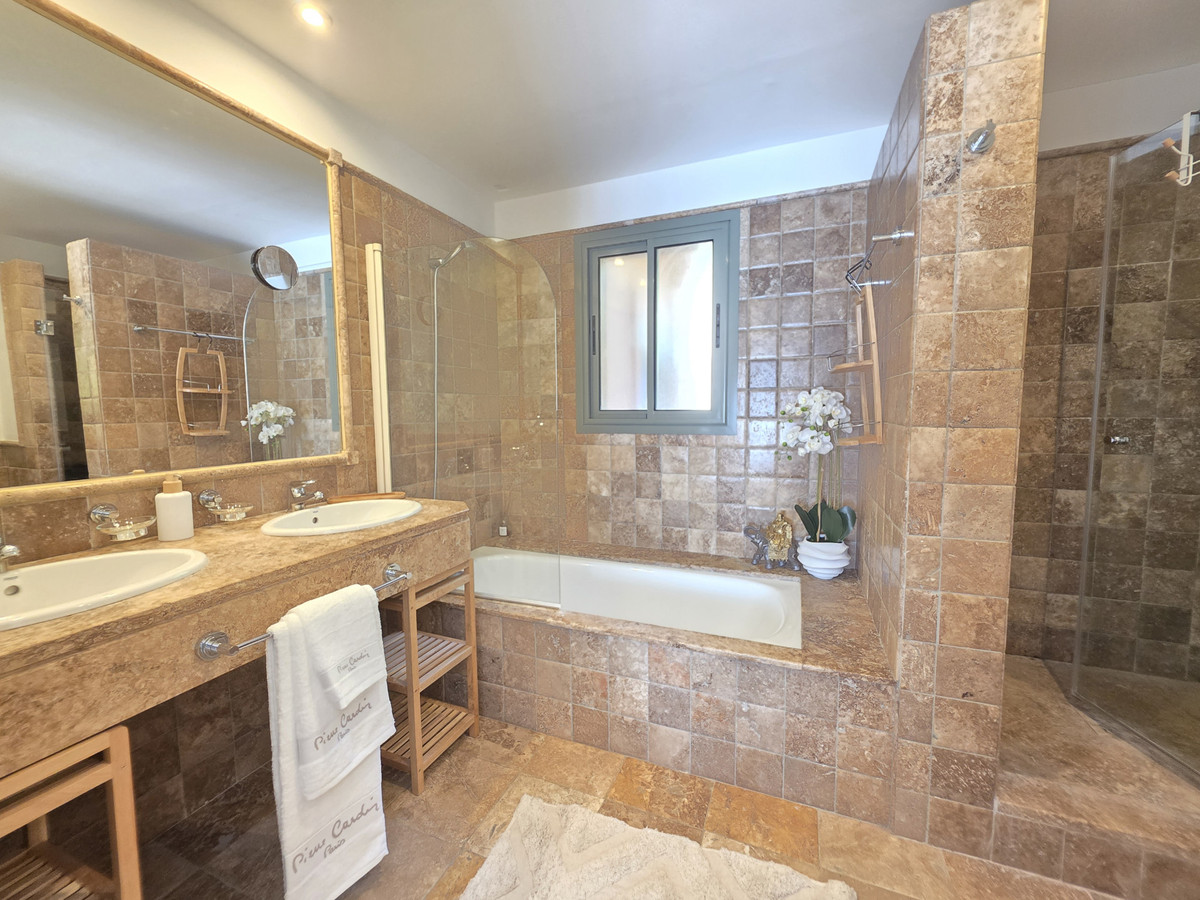 3 Bed Apartment for sale in Estepona Costa Del Sol, Málaga, Spain