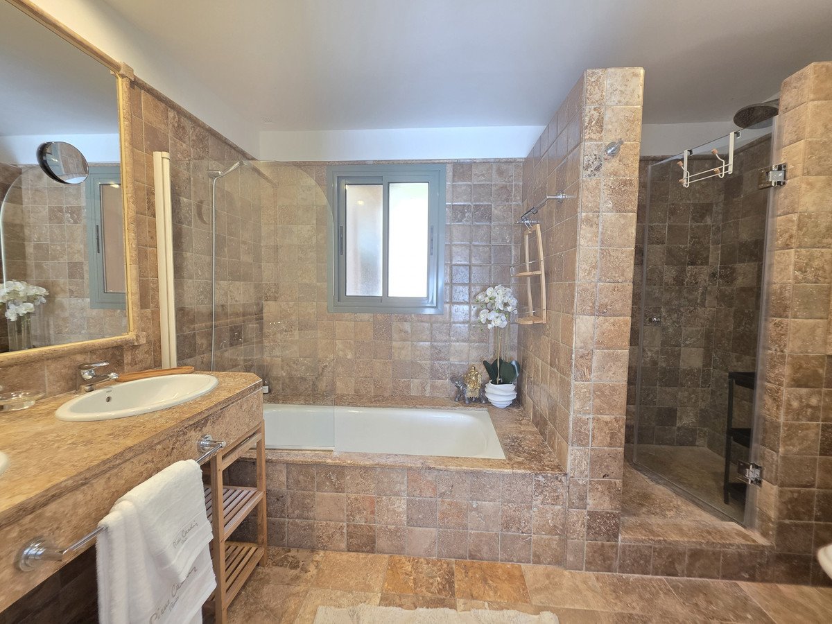 3 Bed Apartment for sale in Estepona Costa Del Sol, Málaga, Spain